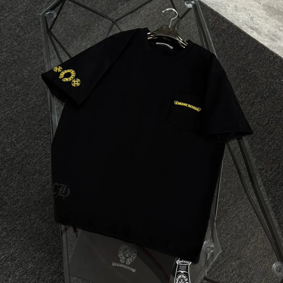 P170 Chrome Hearts 25 high-end versions. The fabric is made of 300 grams of high-density pure cotton. It does not deform or shrink. It has three labels. It is the same style for men and women. Technology: suede foaming + digital printing. Color: white, black. SIZE: S-XL.